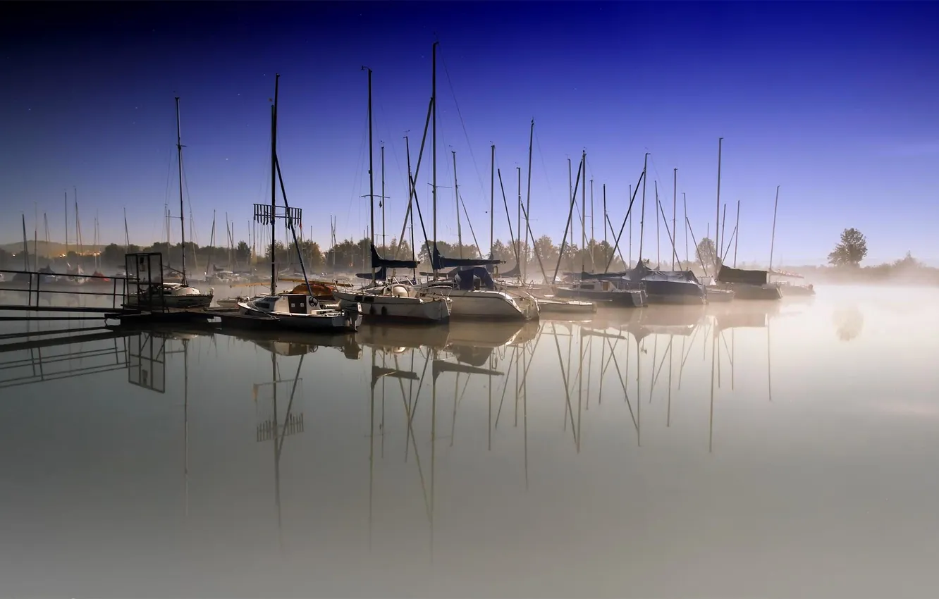 Фото обои туман, отражение, лодка, яхта, гавань