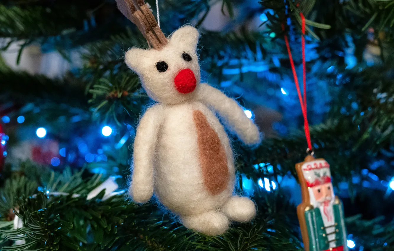 Фото обои белый, ветки, игрушка, медведь, мишка, Новый год, ёлка, хвоя