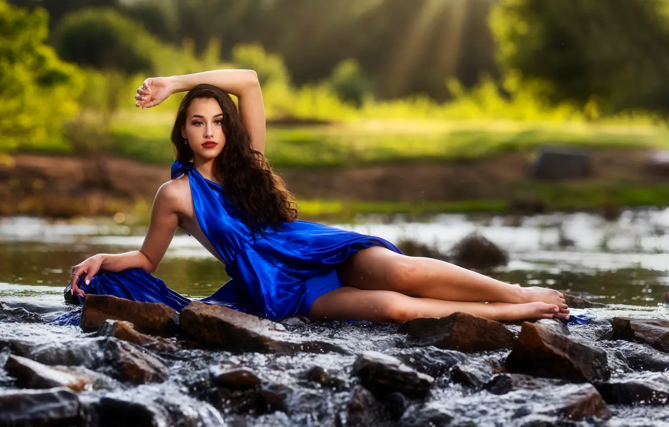Фото обои взгляд, девушка, поза, река, камни, руки, платье, ножки