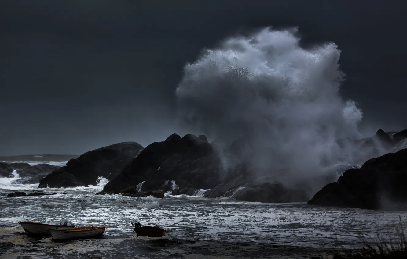 Фото обои море, волны, брызги, шторм, скалы, лодки, гавань
