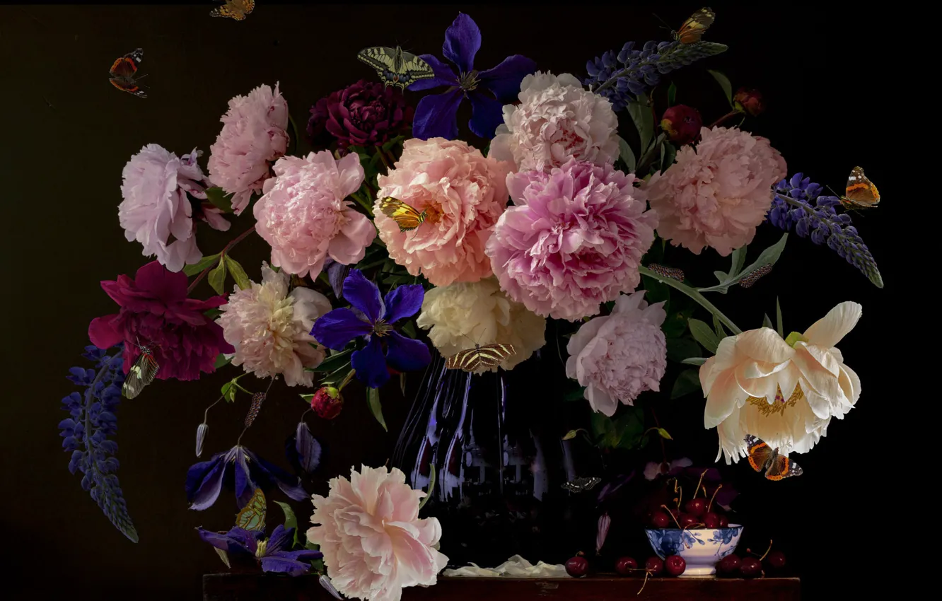 Фото обои цветы, вишня, букет, фрукты, черный фон, натюрморт, черешня, пионы