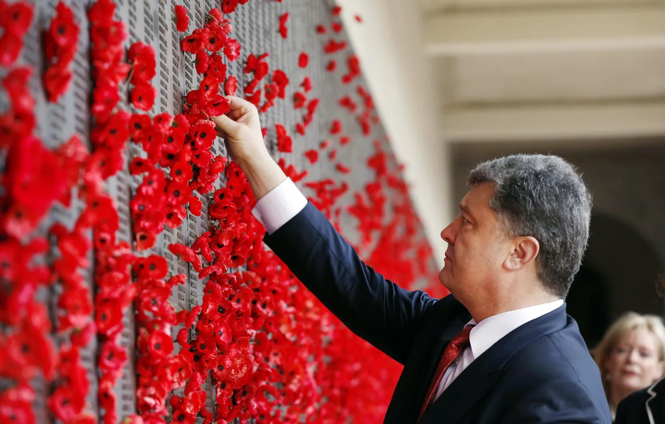 Фото обои Цветы, Украина, Вторая Мировая война, Память, Красные маки, Петр Порошенко, 8 мая