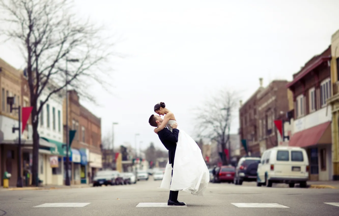 Фото обои дорога, город, улица, платье, костюм, влюбленные, невеста, жених