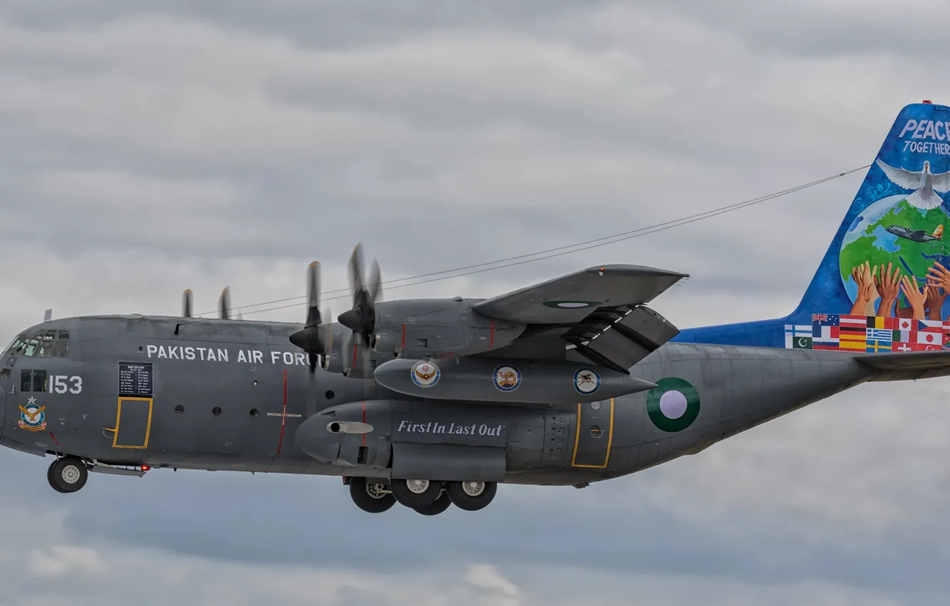 Фото обои небо, облака, полёт, самолёт, четырёхмоторный, транспортный, Lockheed C-130E Hercules