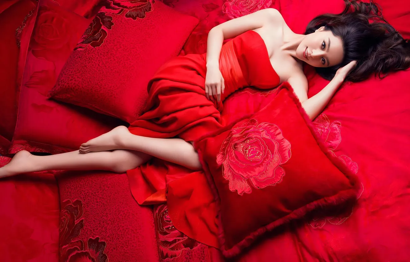 Фото обои красный, фон, подушки, шелк, брюнетка, постель, азиатка