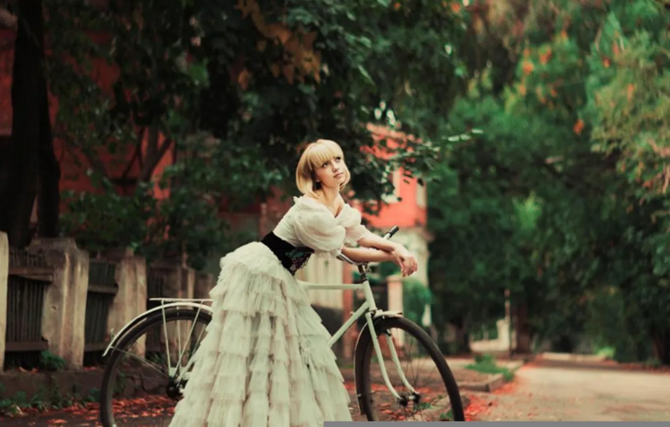 Фото обои bike, велосипед, девушка, платье, блондинка