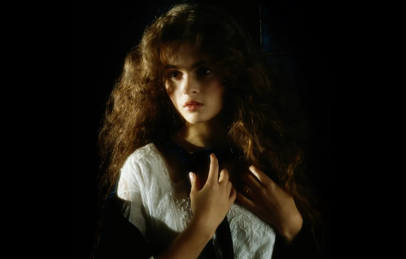 Фото обои девушка, лицо, фон, волосы, актриса, Helena Bonham Carter, 1985 год, Хелена Бонэм Картер