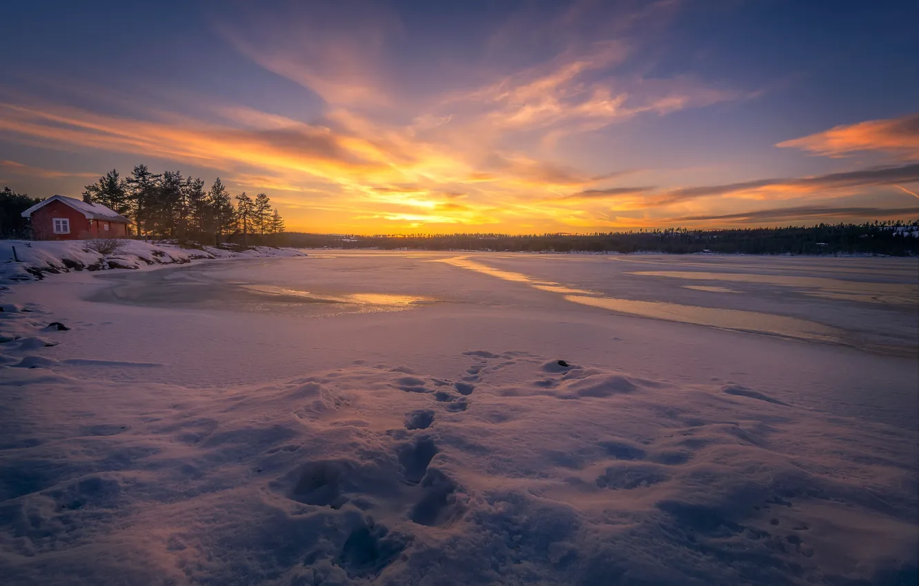 Фото обои зима, снег, закат, следы, озеро, лёд, Норвегия, домик