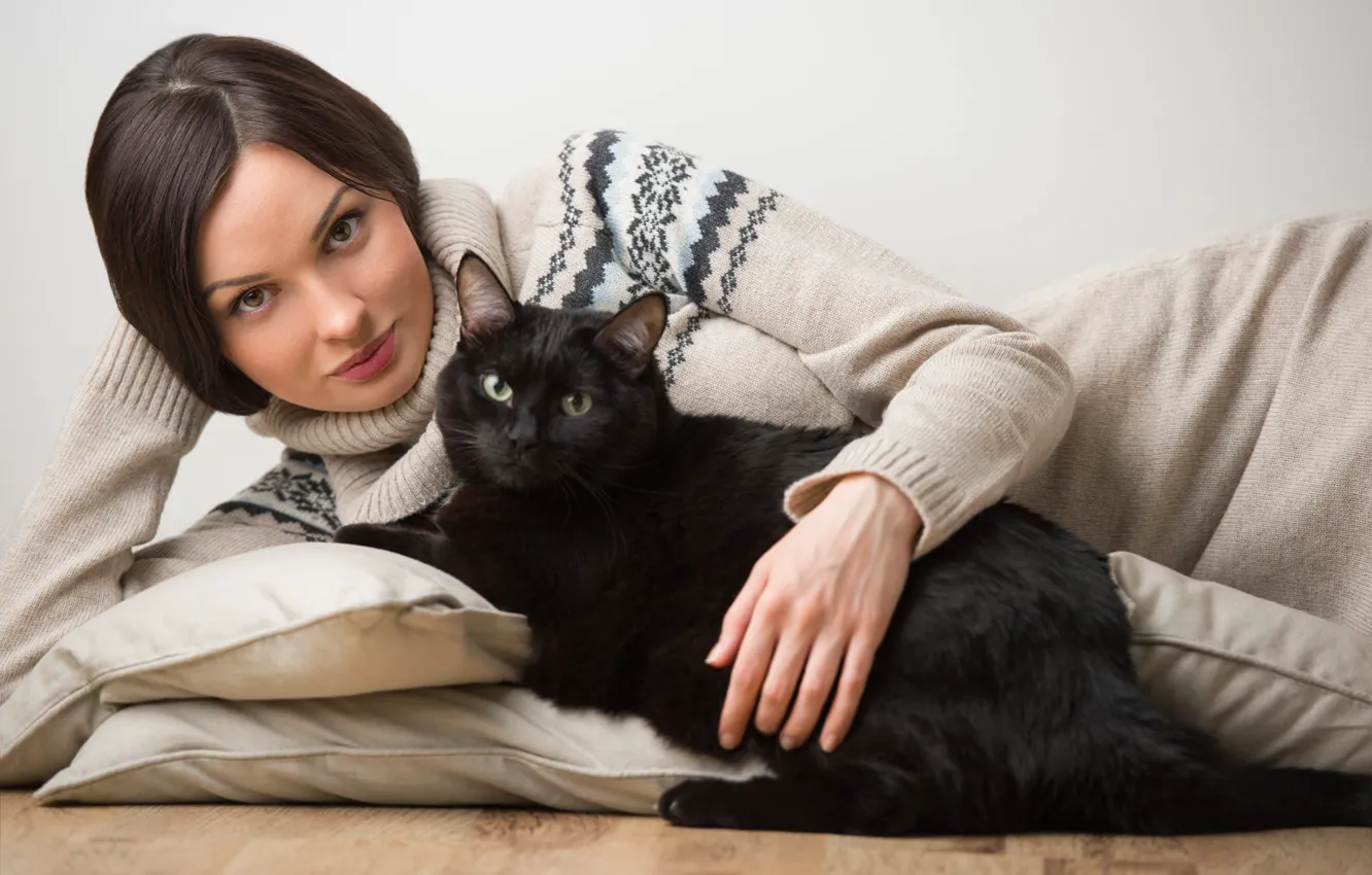 Фото обои кот, взгляд, девушка, животное, подушки, брюнетка, свитер, чёрная кошка