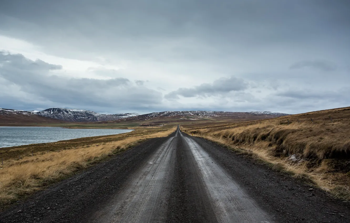 Фото обои дорога, поле, горы, озеро, буря, серые облака