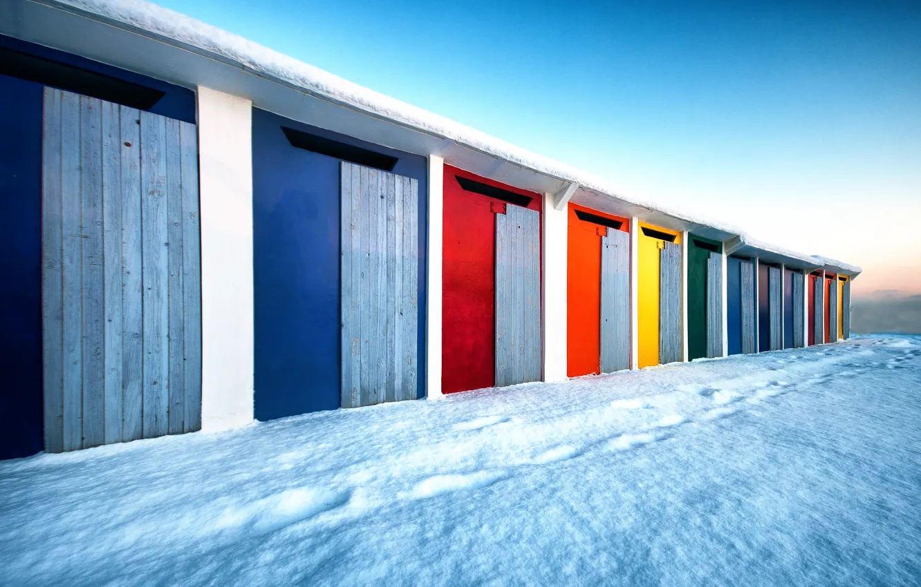 Фото обои снег, доски, двери, бетон, разноцветные