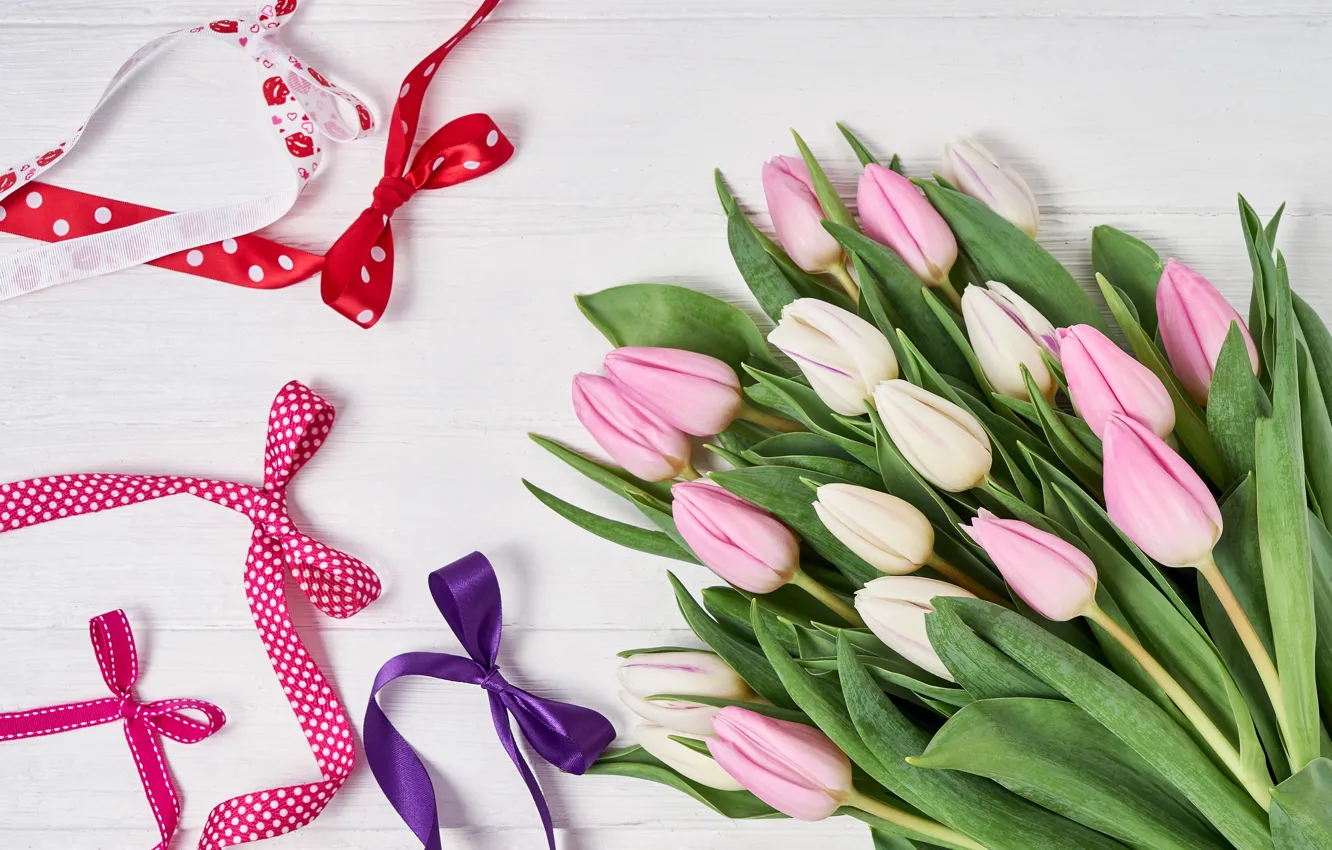 Фото обои цветы, букет, лента, тюльпаны, розовые, wood, pink, flowers