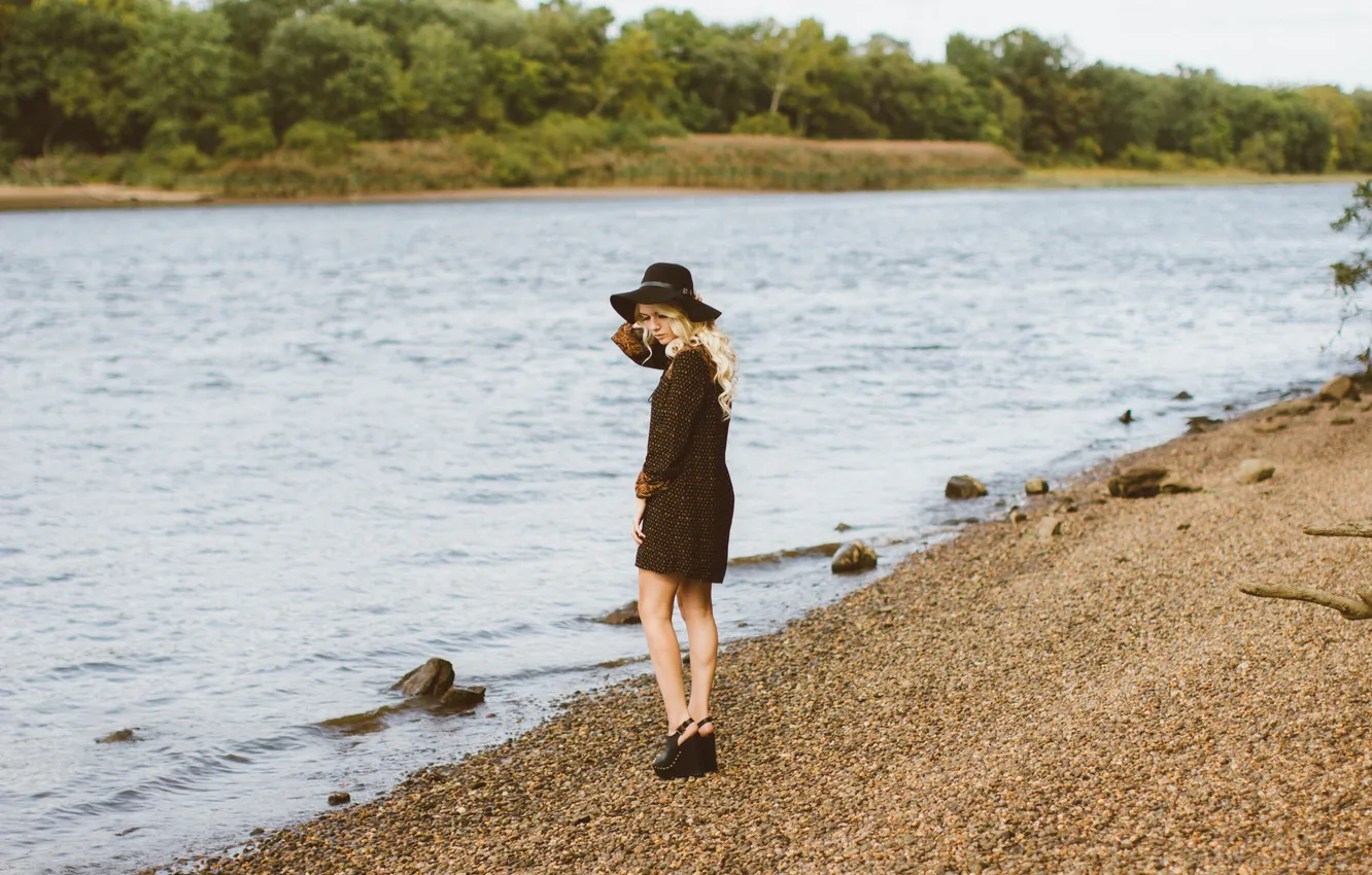 Фото обои вода, девушка, берег, шляпа, блондинка