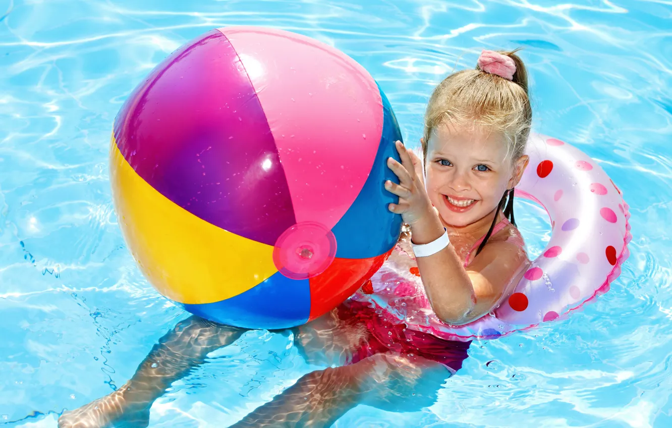 Фото обои лето, радость, улыбка, шар, ребенок, бассейн, девочка, beautiful