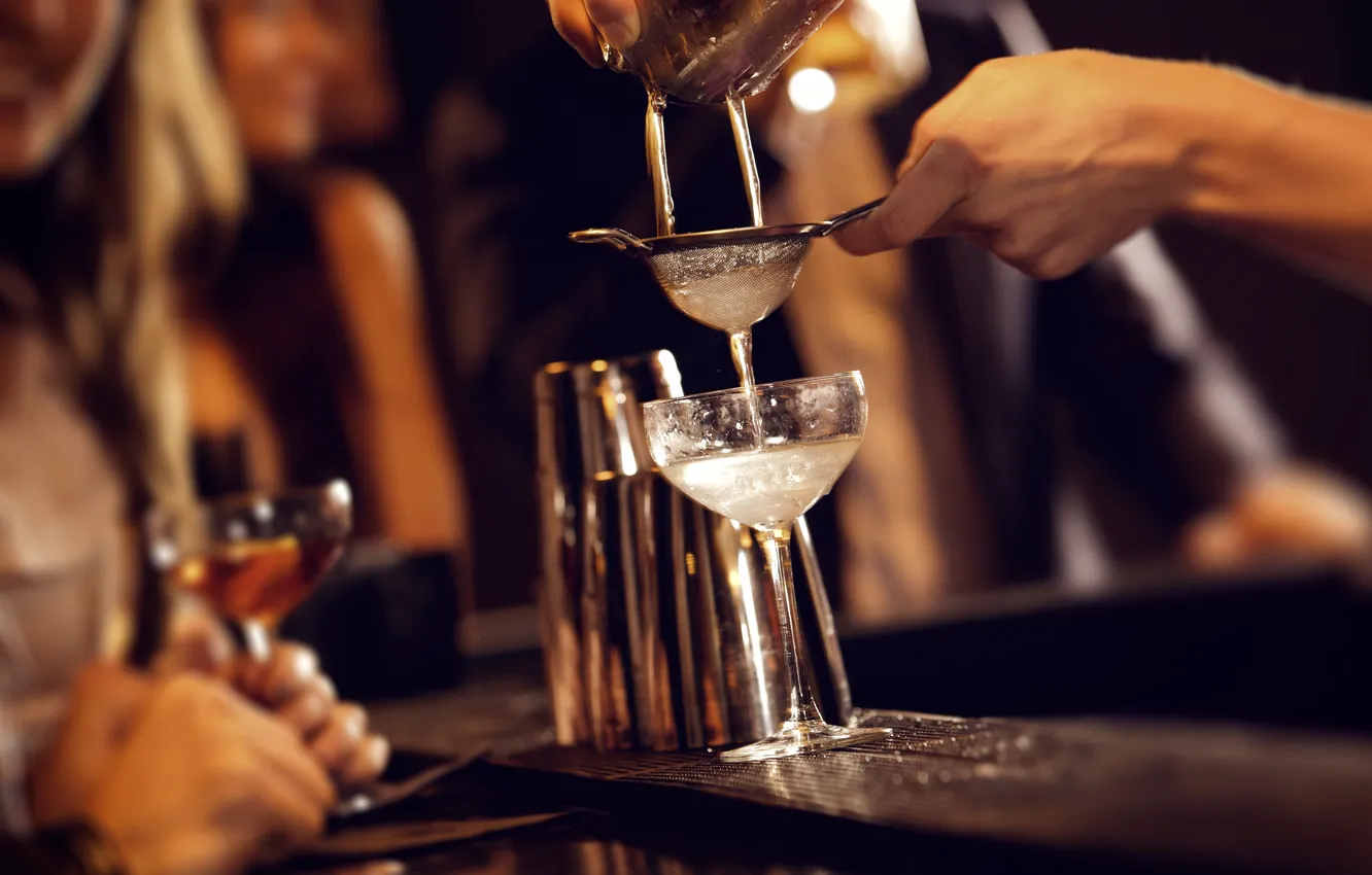 Фото обои bar, female bartender, alcoholic beverages