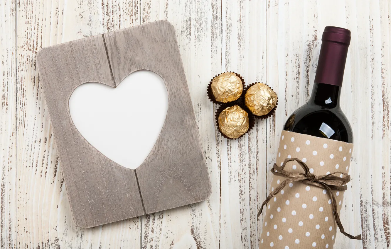 Фото обои любовь, подарок, вино, сердце, бутылка, конфеты, love, wood