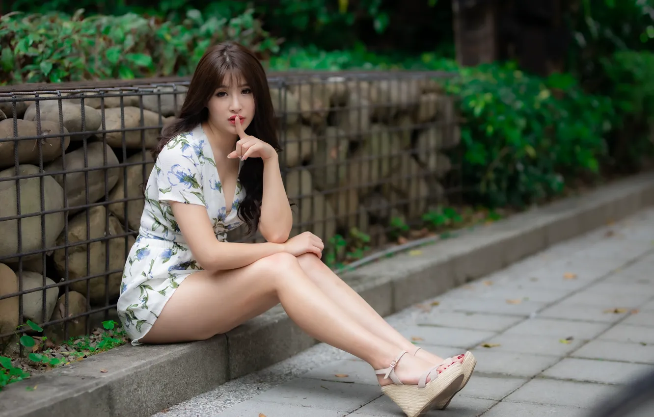 Фото обои камни, улица, решетка, азиатка, длинные волосы, long hair, street, stones