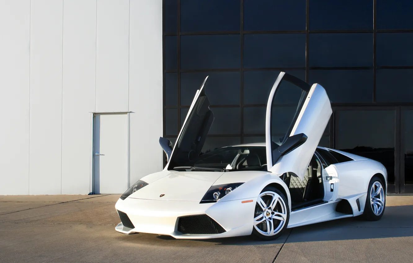 Фото обои lamborghini, murcielago, coupe, 2009, lp640, doors up, balloon white