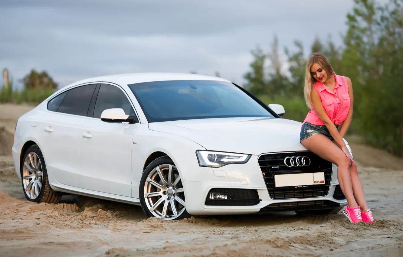 Фото обои Audi, Девушки, красивая девушка, белый авто, позирует на капоте