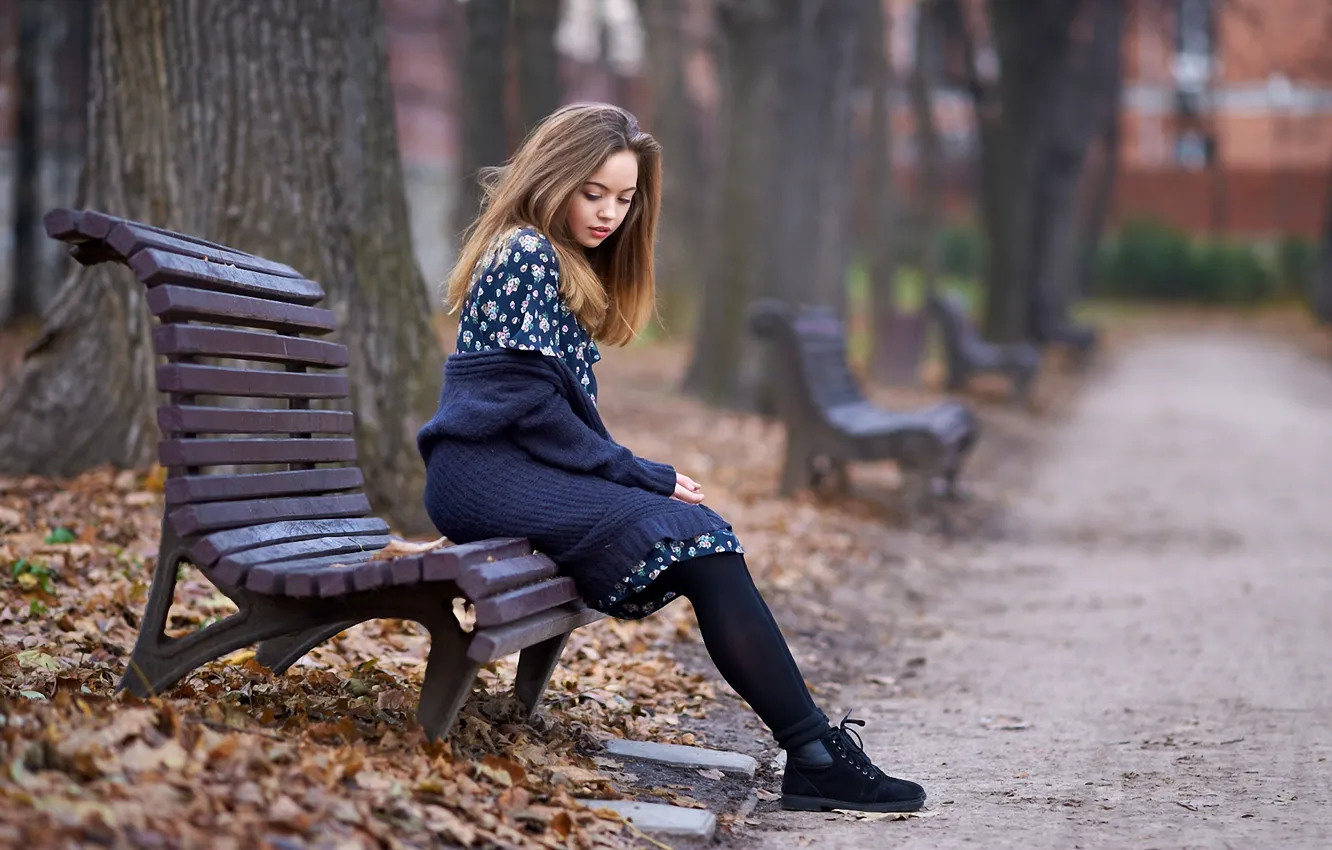 Фото обои парк, лавочка, поздняя осень, задумчивая девушка, опавшая листва