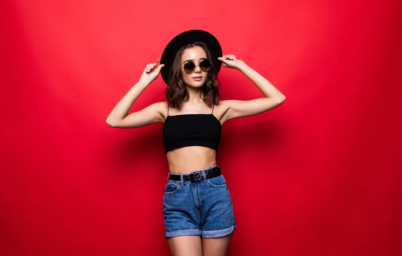 Фото обои shorts, hat, woman, young, beautiful, model, brunette, sunglasses