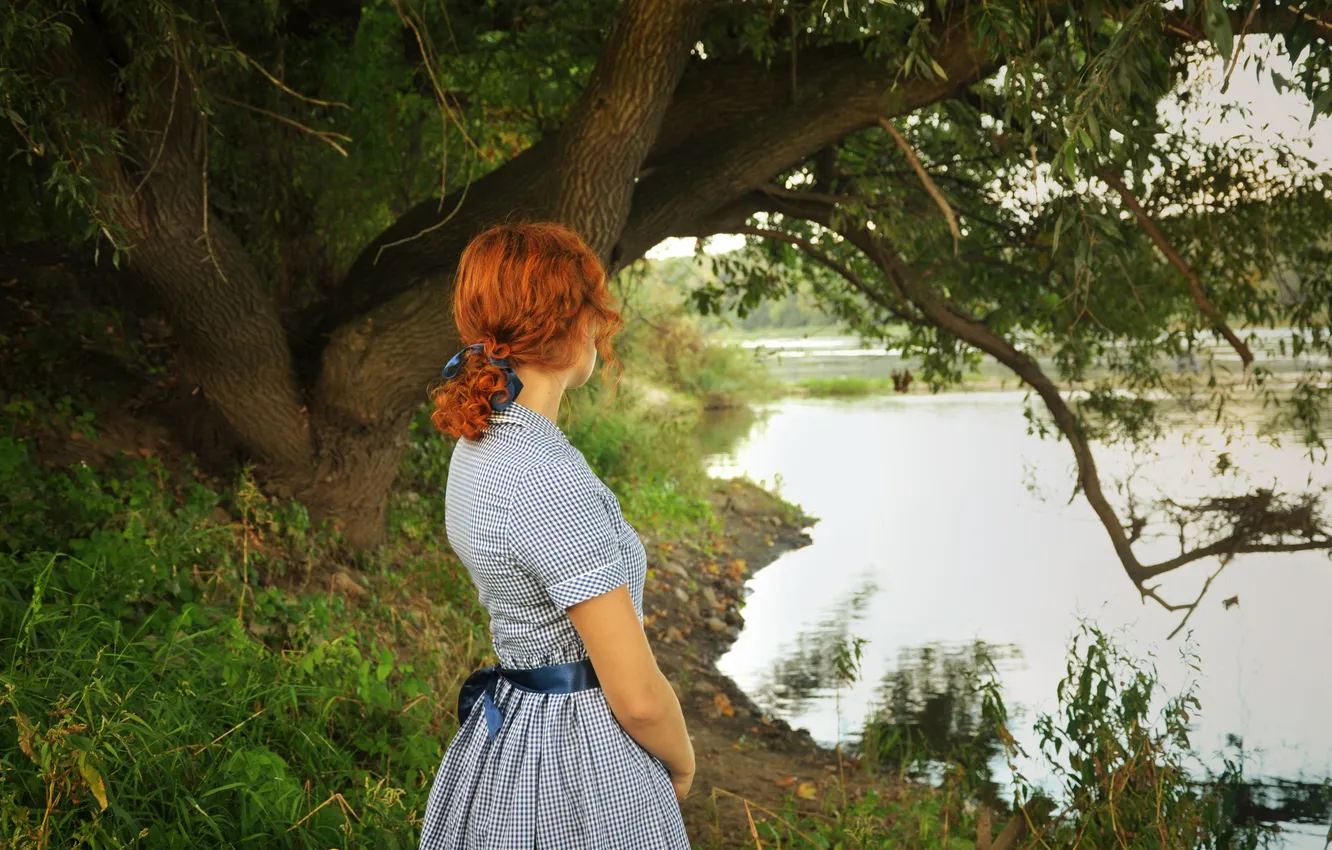 Фото обои трава, девушка, река, дерево, рыжеволосая
