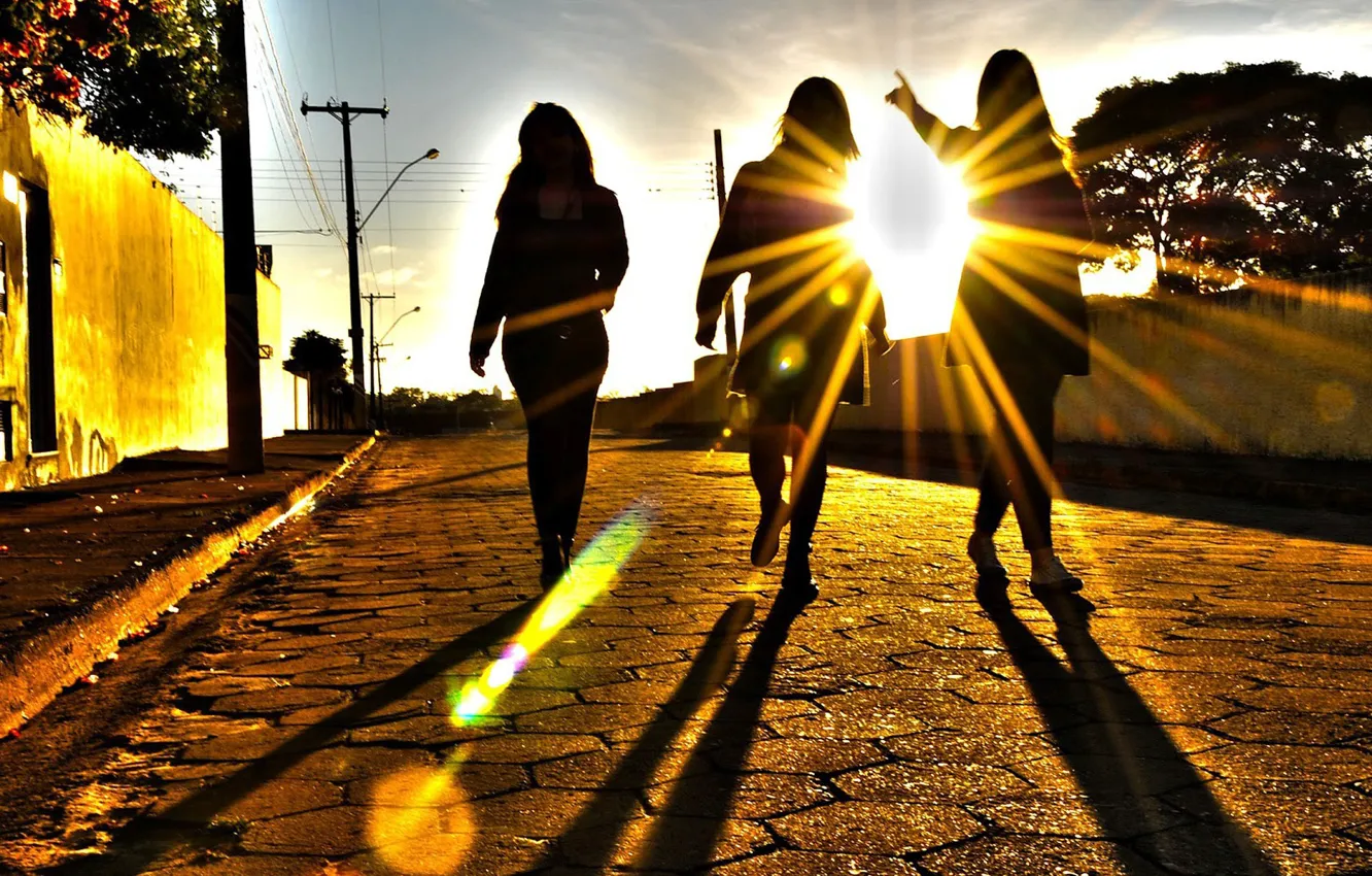 Фото обои солнце, свет, закат, девушки, улица, лучи солнца