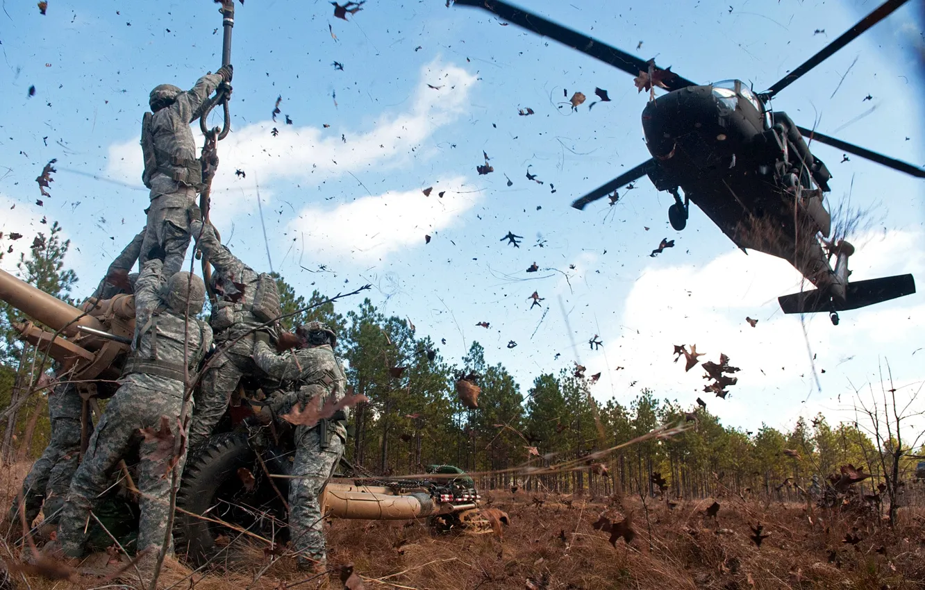 Фото обои листья, ветер, Вертолет, солдаты, США, ВВС, HH-60, орудие