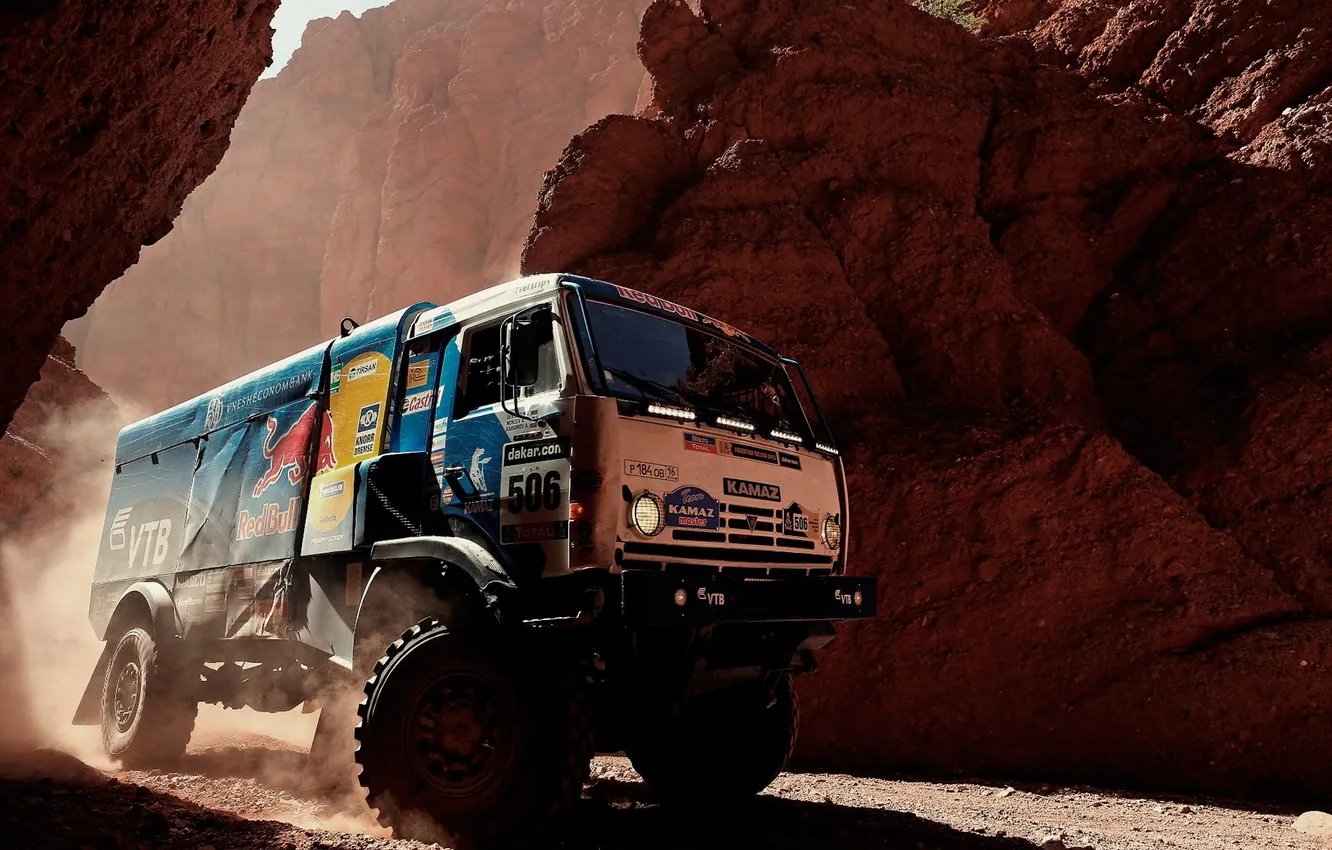 Фото обои песок, небо, горы, синий, камни, пыль, поворот, грузовик