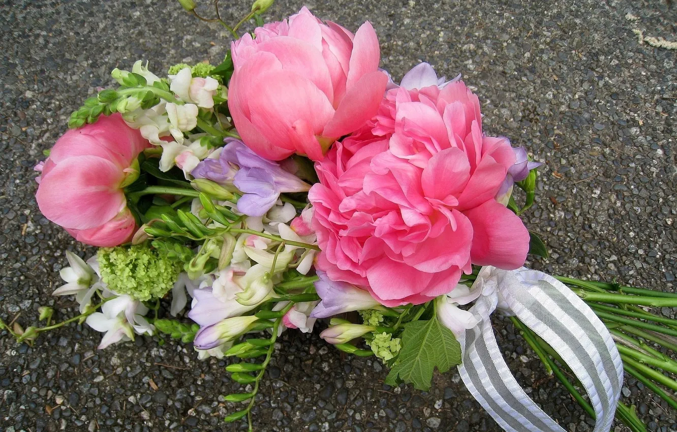 Фото обои цветы, букет, пионы, розовый цвет, фрезии