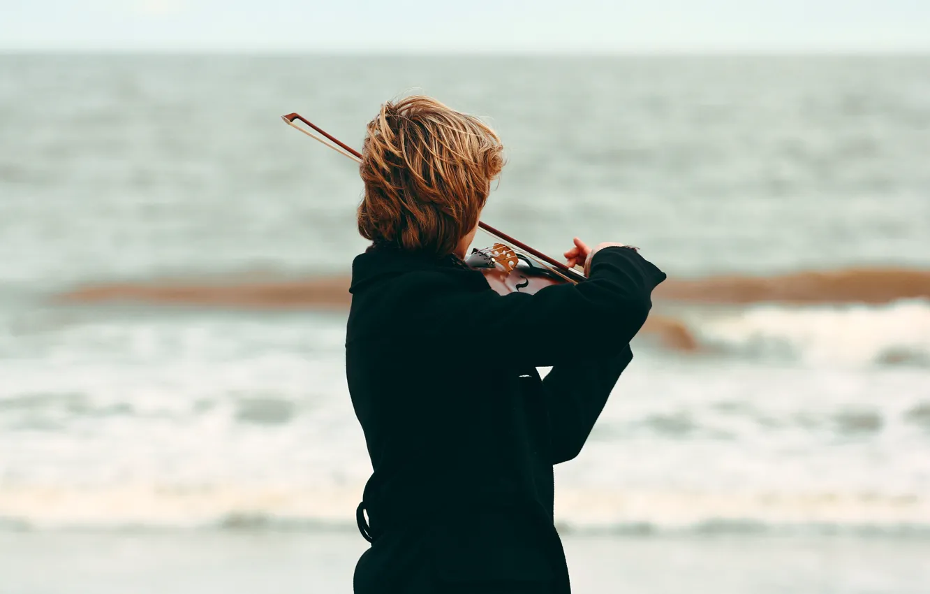 Фото обои море, пляж, музыка, скрипка, музыкант, пальто, скрипка лук