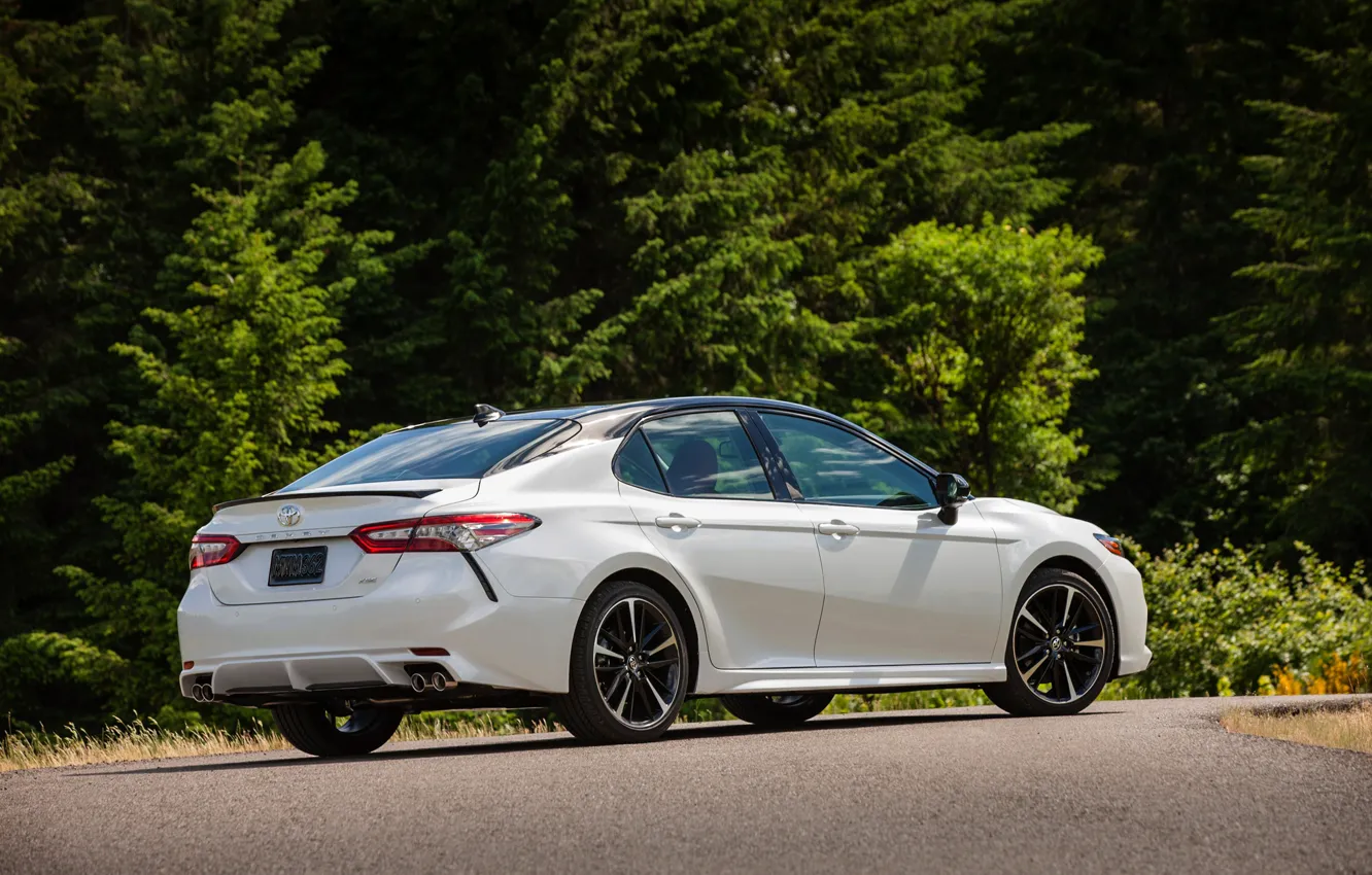 Фото обои белый, деревья, Toyota, седан, 2018, Camry, XSE