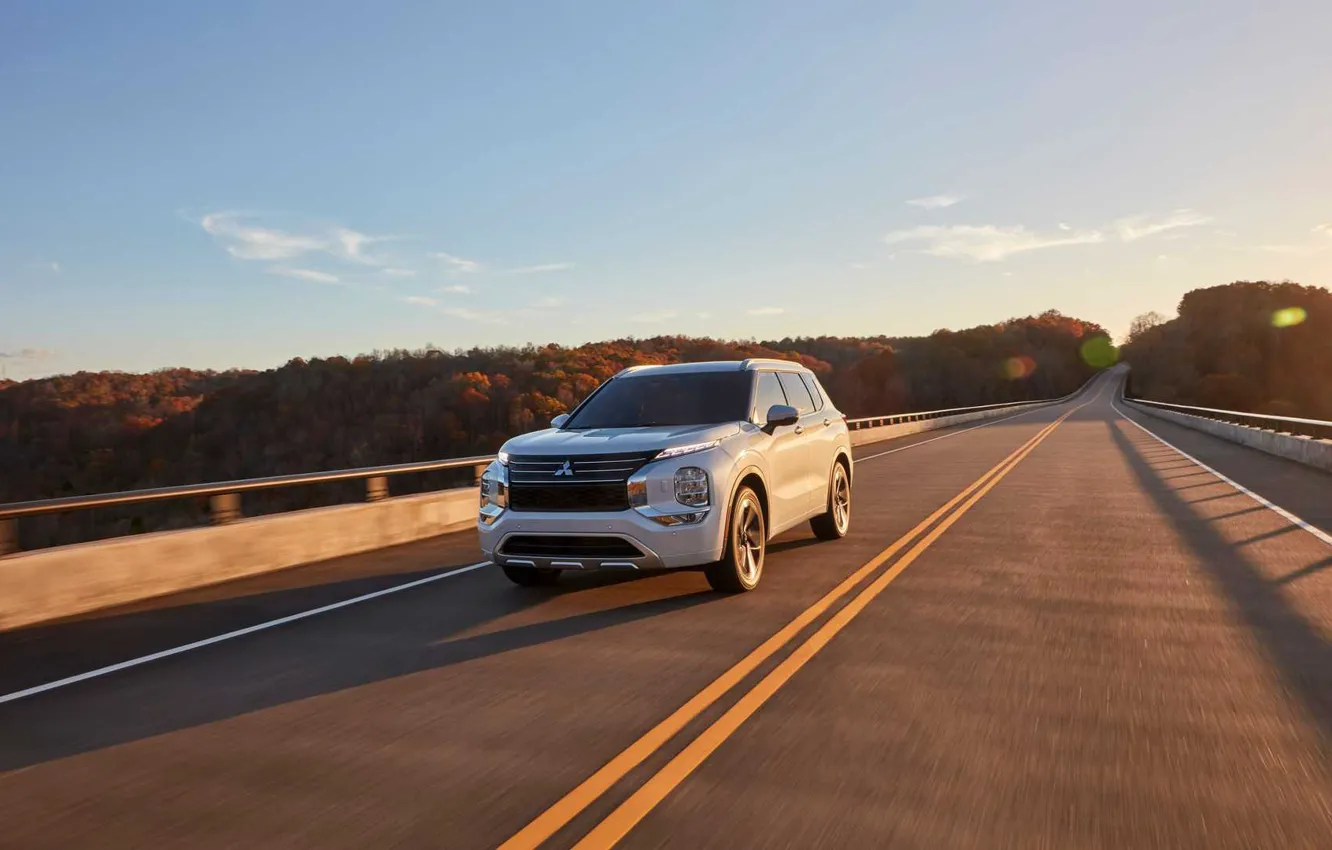 Фото обои мост, шоссе, закат солнца, SUV, экстерьер, Mitsubishi Outlander, 2022