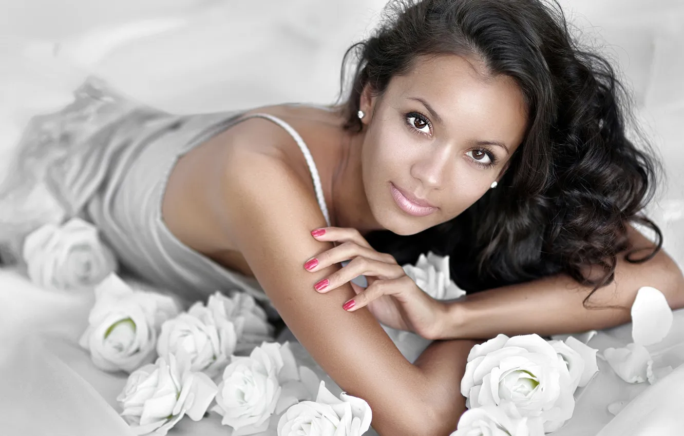 Фото обои взгляд, девушка, цветы, поза, розы, girl, eyes, flowers