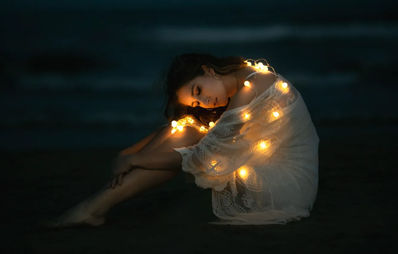 Фото обои девушка, ночь, поза, настроение, гирлянда, лампочки, закрытые глаза, Mar Kalina