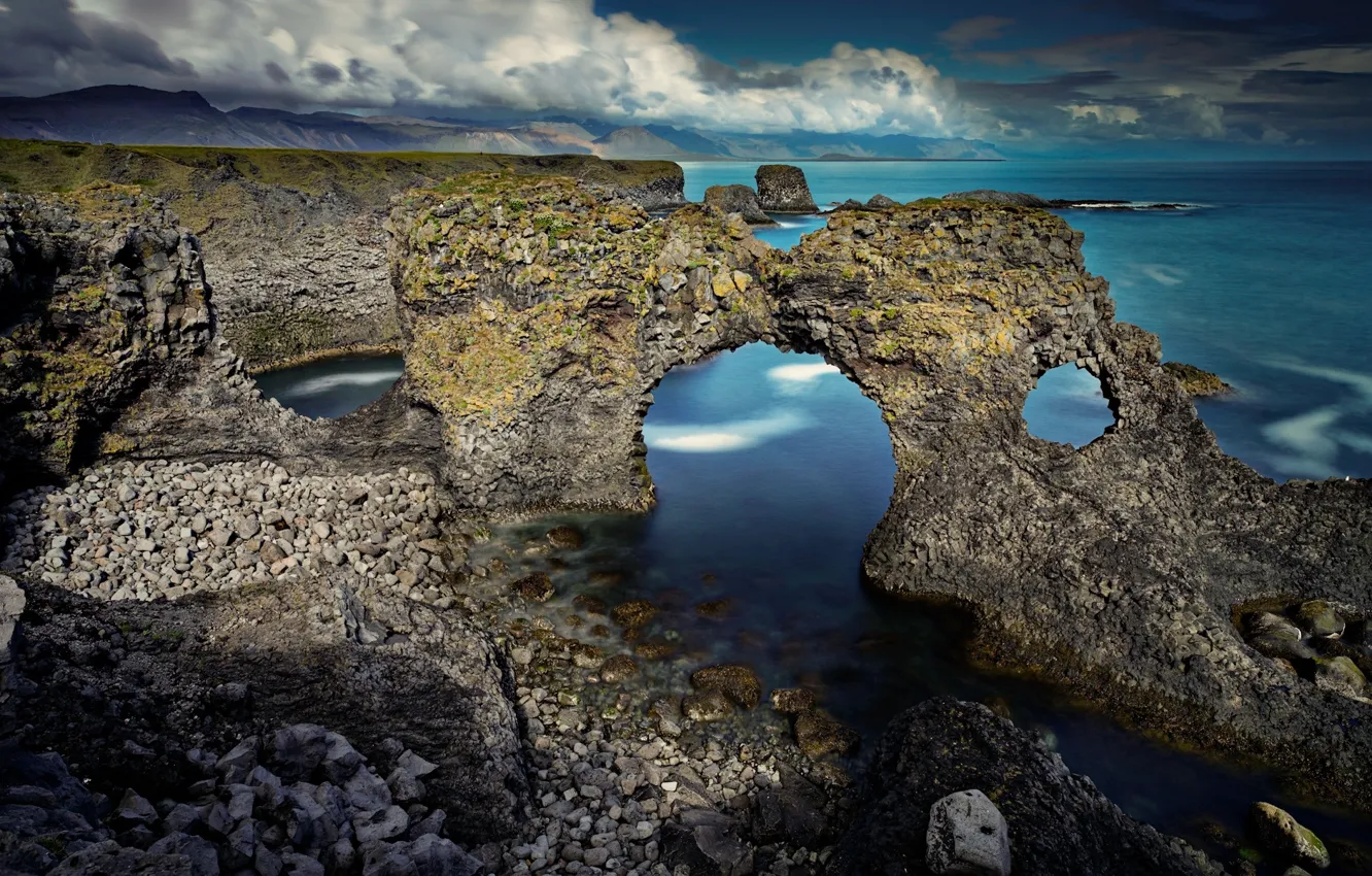 Фото обои море, облака, галька, камни, скалы, берег, дыра, арка