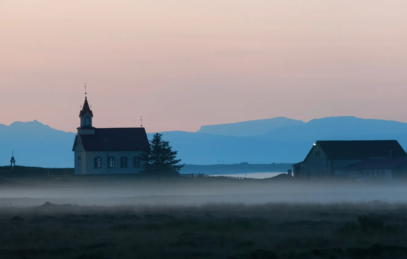 Фото обои природа, туман, дома, церковь, дымка
