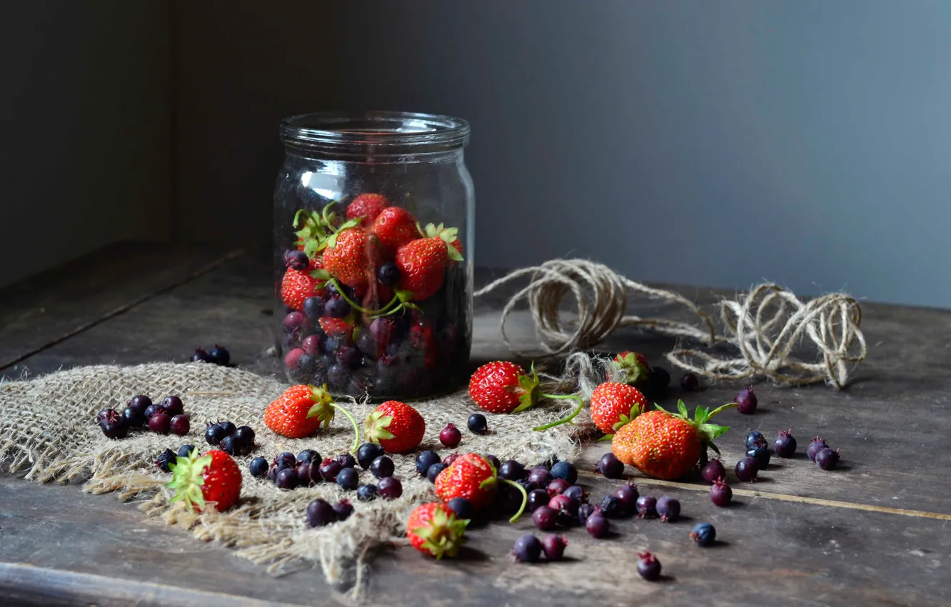 Фото обои ягоды, черника, клубника, банка, натюрморт, мешковина
