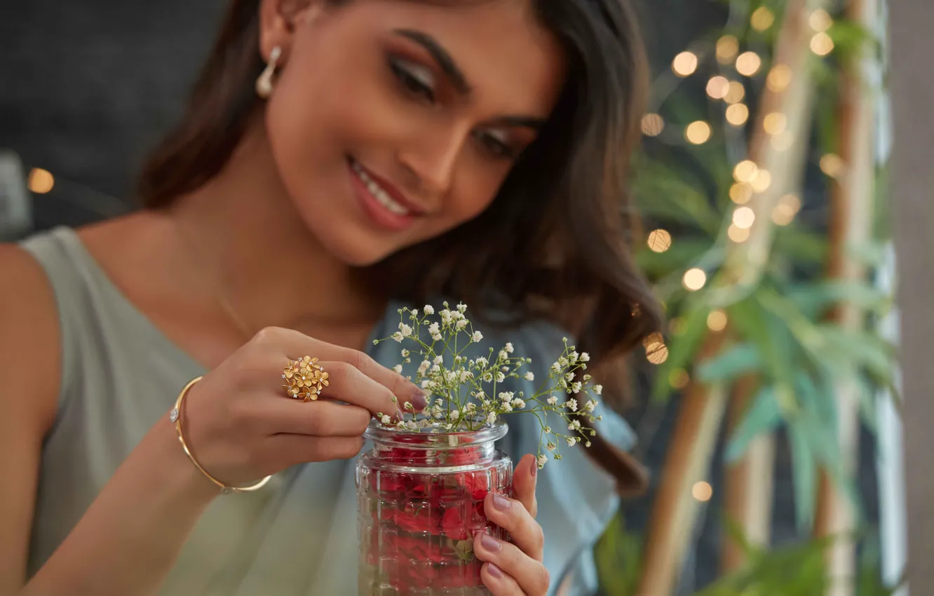 Фото обои Цветы, Девушка, Индия, Улыбка, India, Jewellery, Свадебное платье, Ювелирные изделия