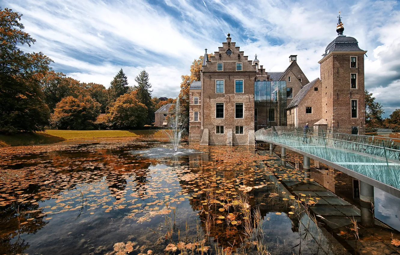 Фото обои осень, листья, вода, солнце, облака, деревья, мост, пруд