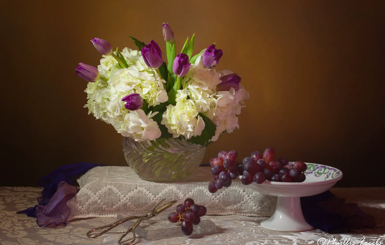 Фото обои цветы, стиль, букет, тюльпаны, натюрморт, ножницы, гортензия, виногрвд