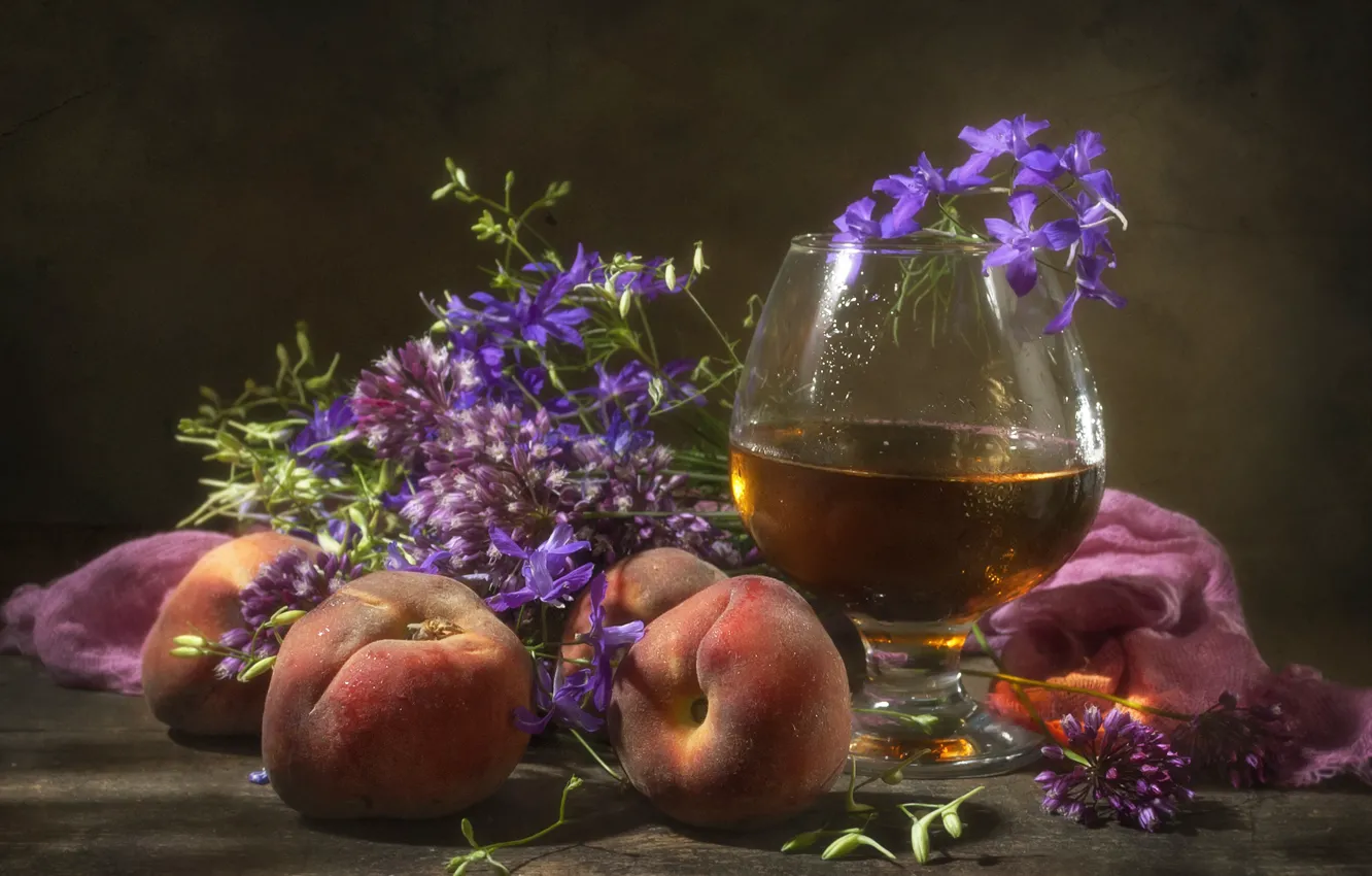 Фото обои цветы, бокал, ткань, напиток, фрукты, натюрморт, коньяк, персики