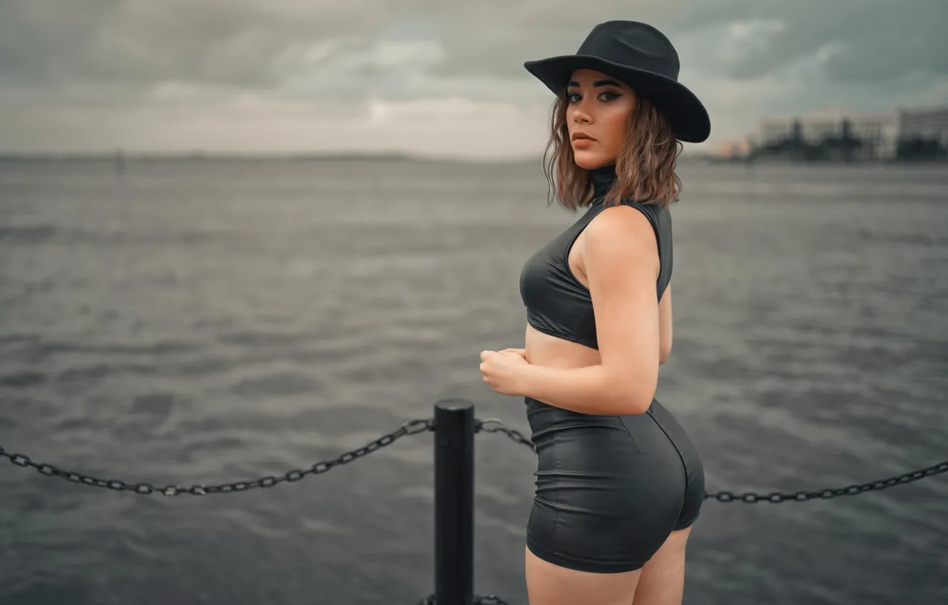 Фото обои sea, hat, fence, women, chains, black hat, looking at viewer, women outdoors