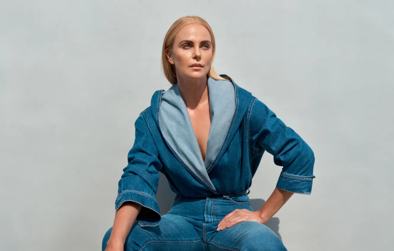 Фото обои поза, фон, Charlize Theron, модель, портрет, джинсы, блондинка, красотка