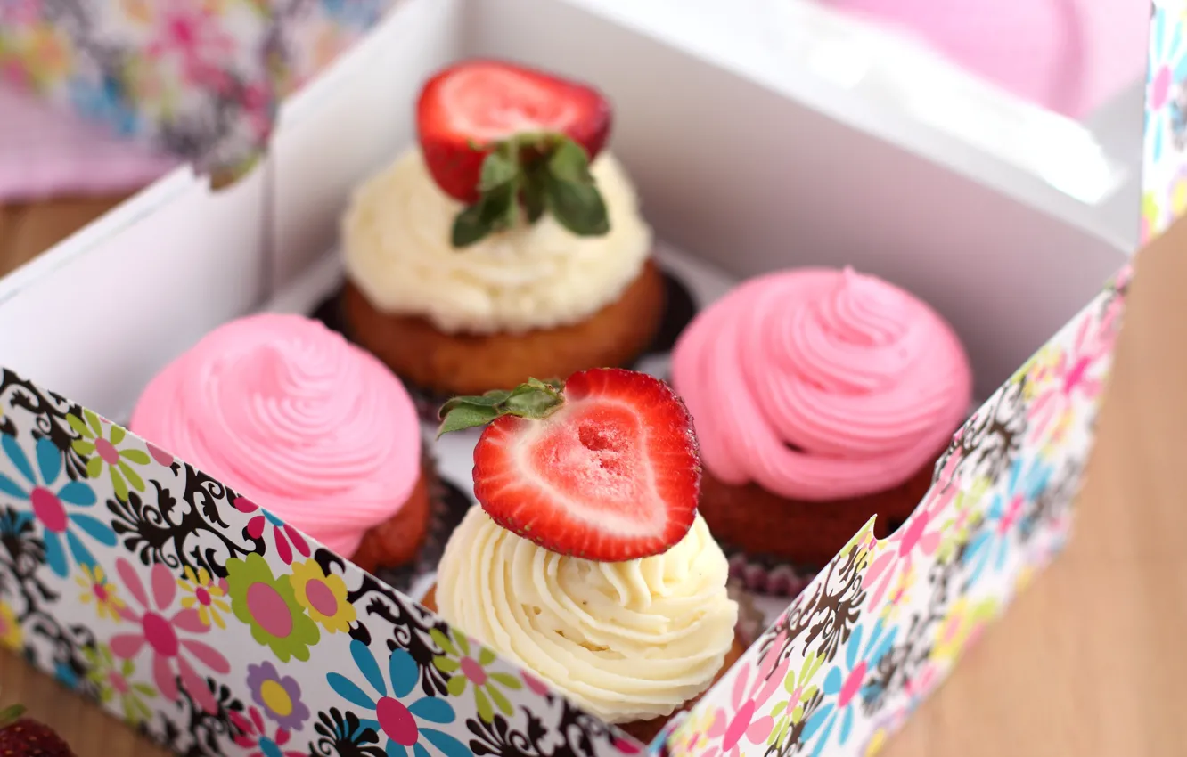 Фото обои белый, ягоды, розовый, коробка, клубника, крем, десерт, выпечка