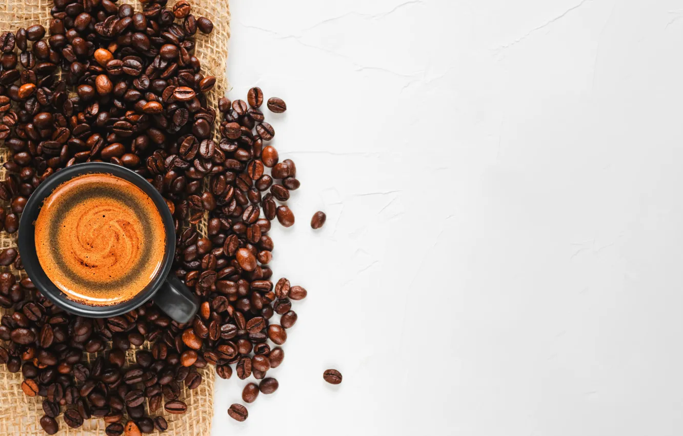 Обои кофе, чашка, россыпь, светлый фон, кофейные зерна, мешковина ...