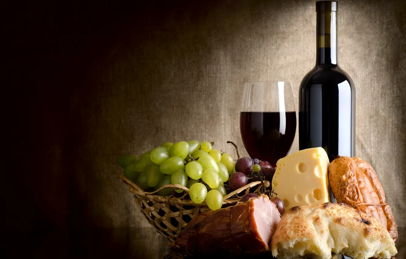Фото обои вино, корзина, бокал, сыр, хлеб, виноград, балык