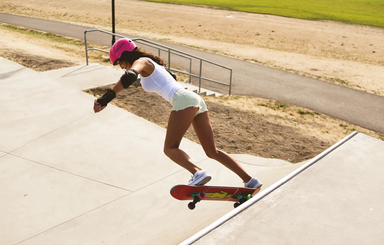 Фото обои девушка, спорт, шорты, фигура, шлем, ножки, скейт