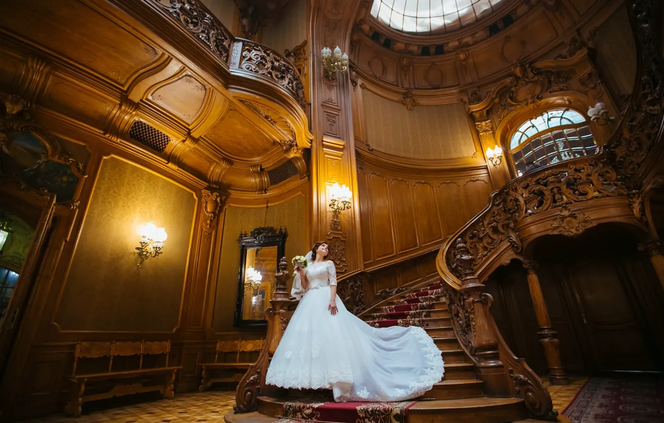 Фото обои девушка, поза, модель, букет, платье, лестница, особняк, свадебное