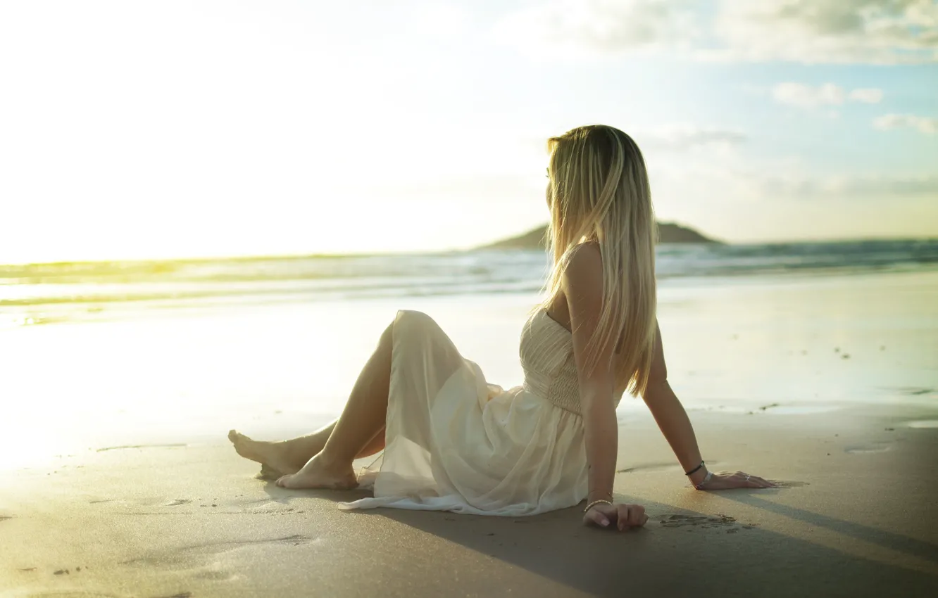 Фото обои песок, пляж, девушка, поза, платье, блондинка, сидит, сарафан